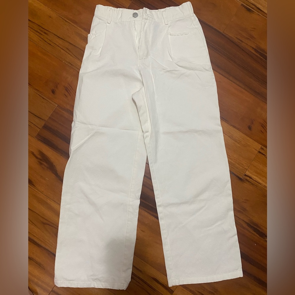 Dazy white wide leg cropped pants with elastic back/zip and button closure